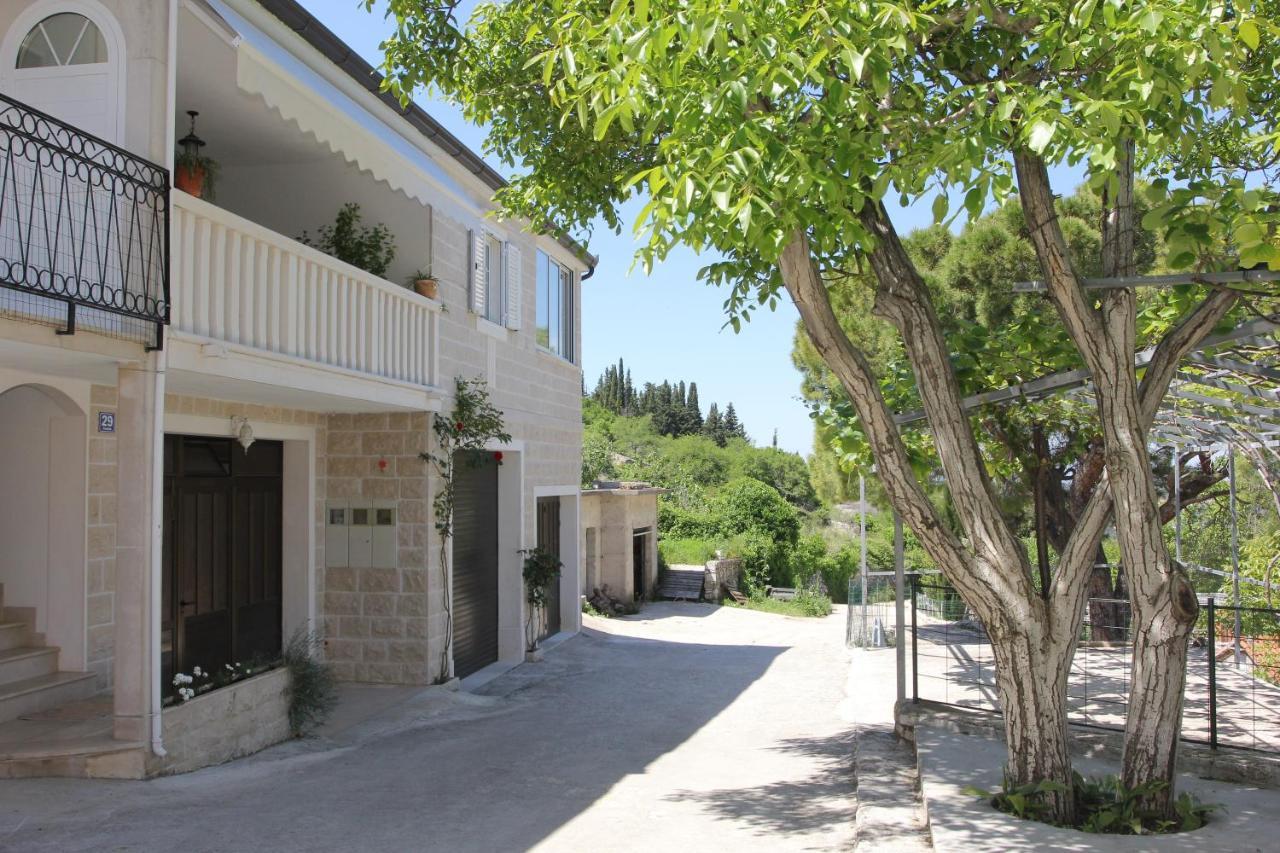 Holiday House Pine Tree Nerezisca エクステリア 写真